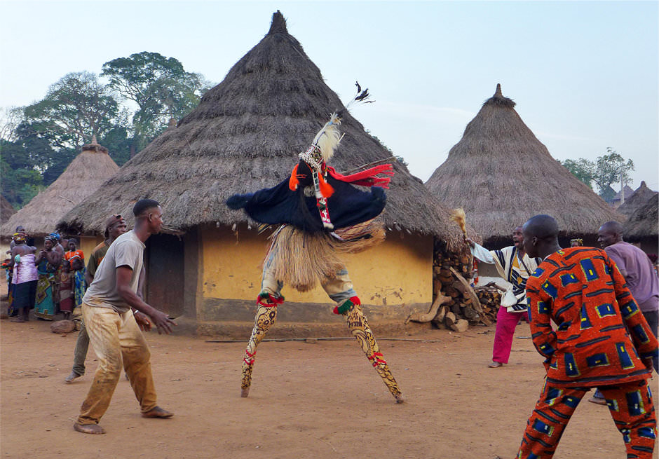 Stelzentanz der Dan Silakoro, Elfenbeinküste 2014